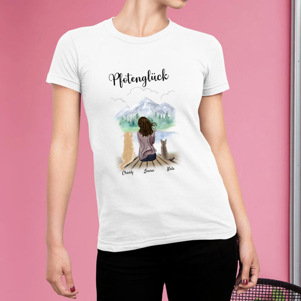 Frau mit Hund und Katze (bis zu 5 Haustiere) - Personalisiertes T-Shirt