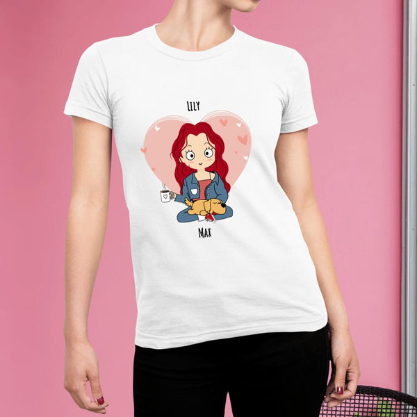 Frau mit schlafenden Haustieren (Hund, Katze) - Personalisiertes T-Shirt