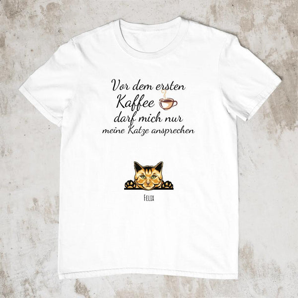 Kaffee und Katzen (Bis zu 2 Hunde) - Personalisiertes T-Shirt