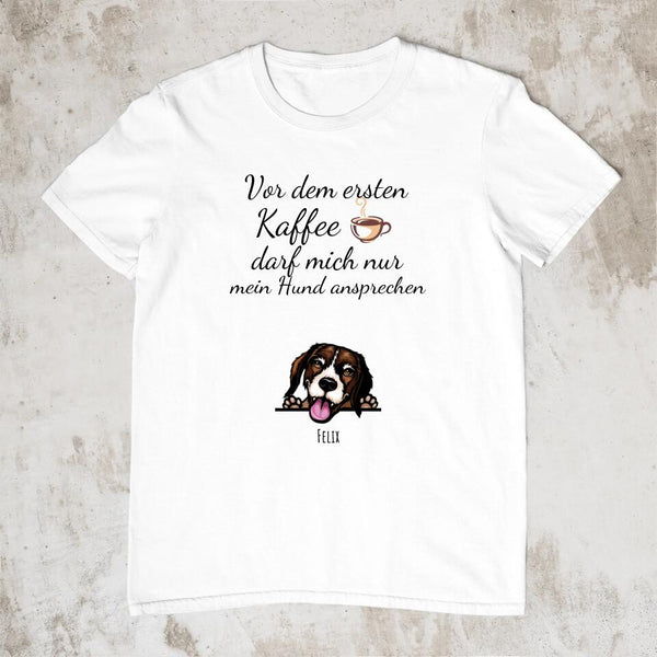 Kaffee und Hund (Bis zu 2 Hunde) - Personalisiertes T-Shirt